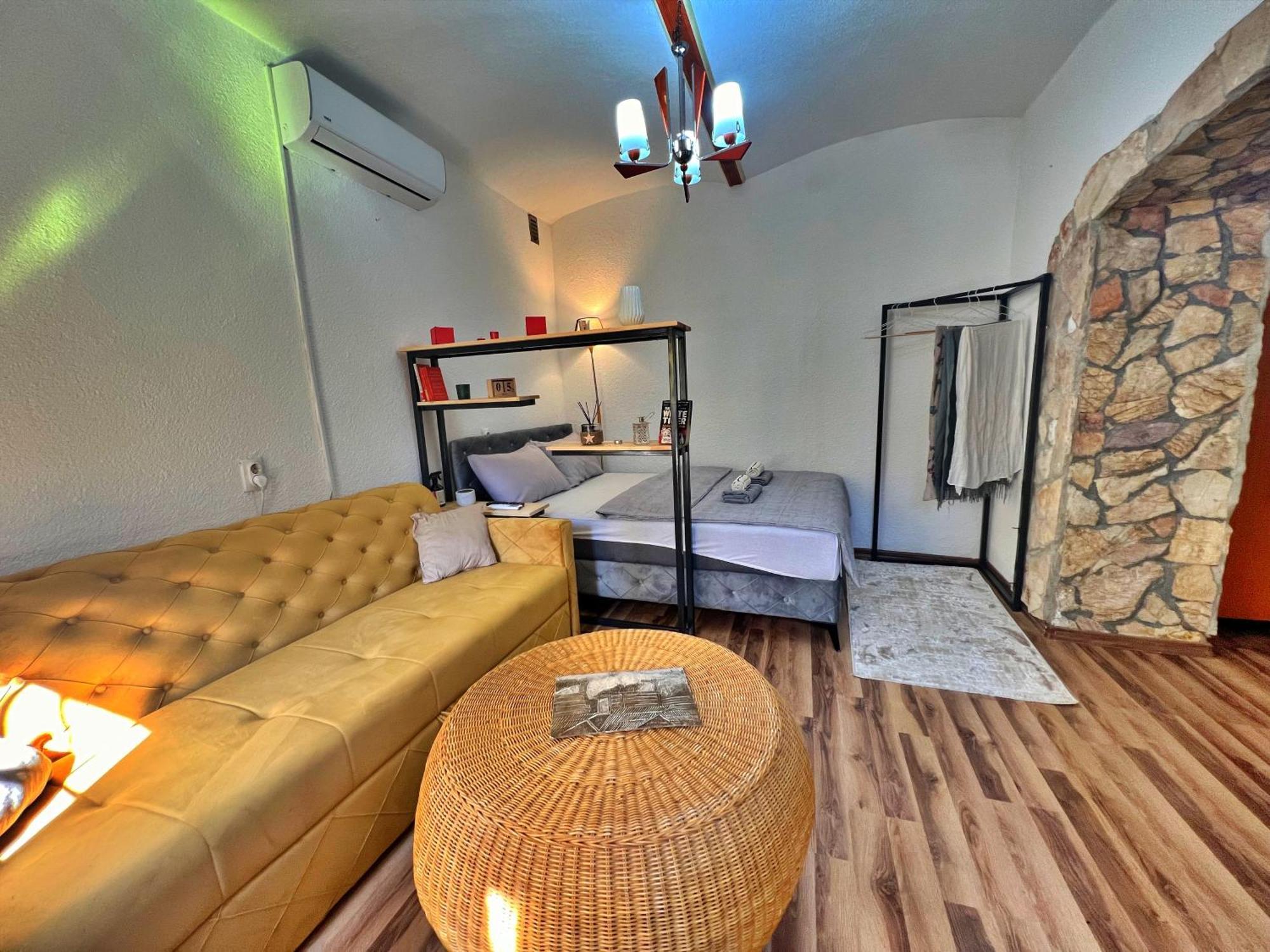 Chic Old Town Studio With Patio サラエヴォ エクステリア 写真
