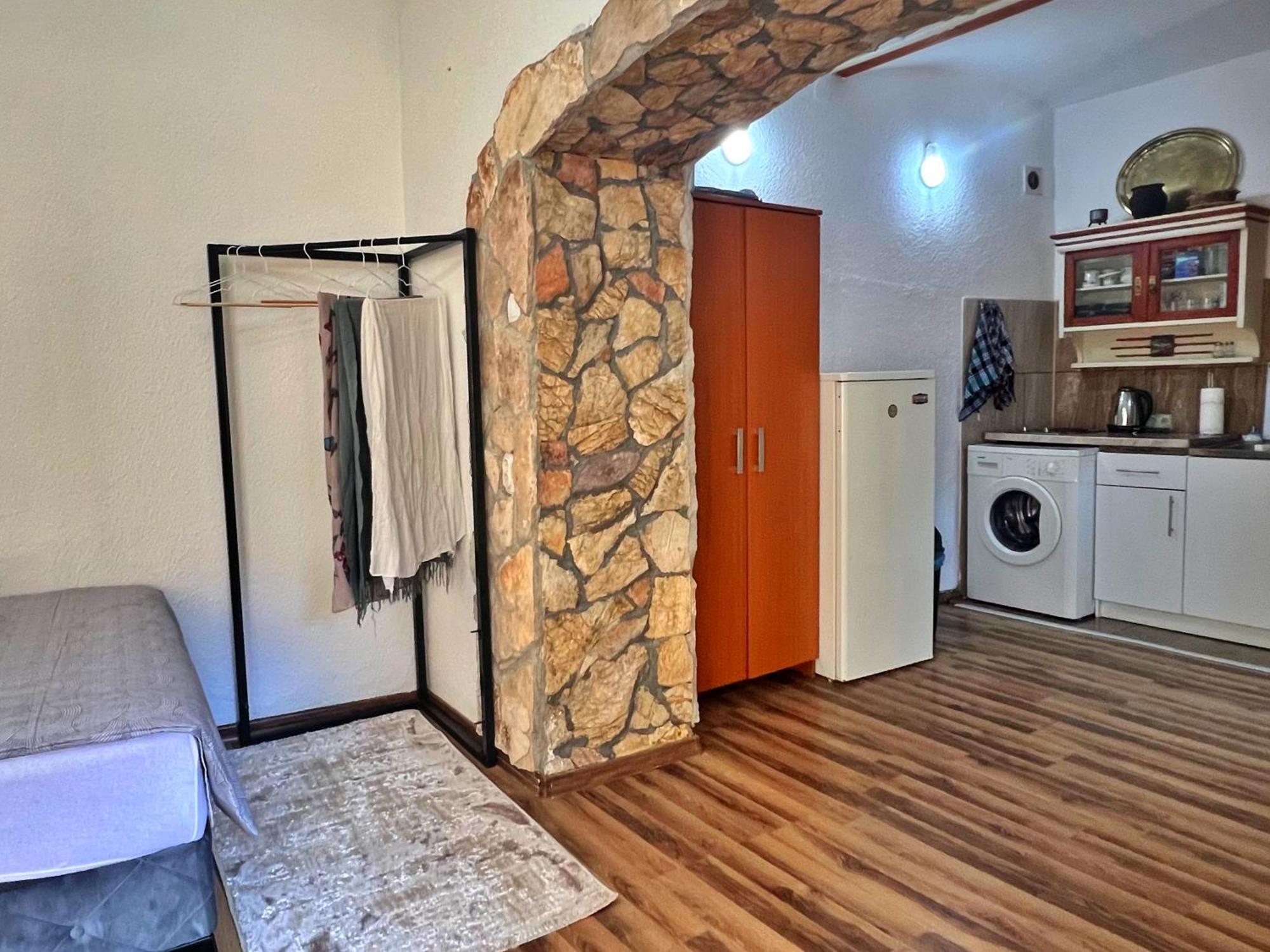 Chic Old Town Studio With Patio サラエヴォ エクステリア 写真