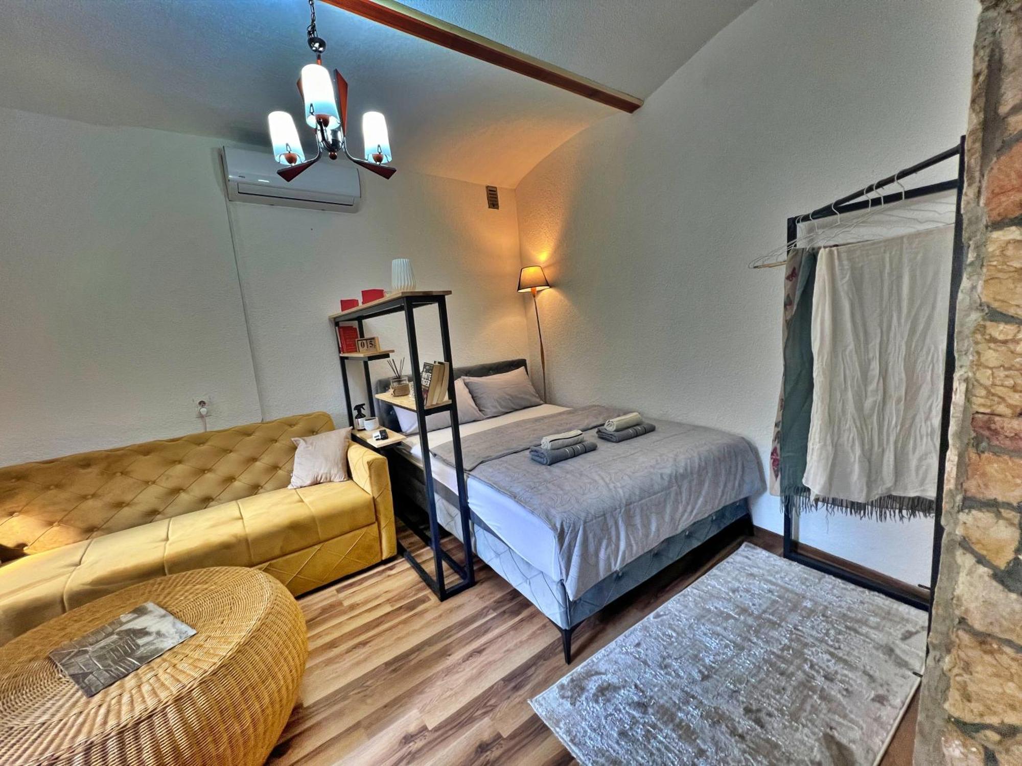 Chic Old Town Studio With Patio サラエヴォ エクステリア 写真
