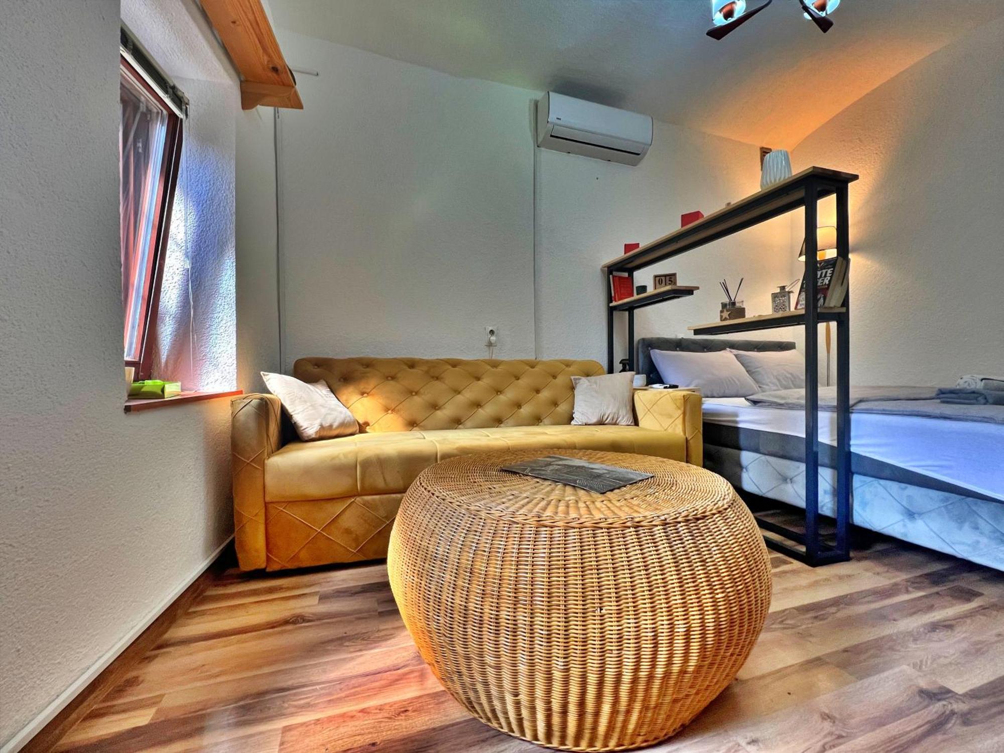 Chic Old Town Studio With Patio サラエヴォ エクステリア 写真